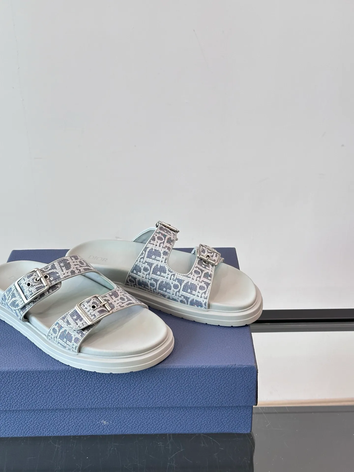 Factory price: 300💰Dior Aqua men's sandals and slippers. Showcasing Dior haute couture design. The Dior gray suede strap is accented with an aluminum Dior buckle for added style. Paired with a comfortable tonal notch sole, they pair easily with shorts or jeans for a sophisticated look. Main body: suede cow leather, technical fabric lining: cow leather, with adjustable straps, aluminum Dior buckle, Dior gray EVA insole, tonal notch rubber outsole splicing structure👌👌 size: 38-44 (45.46 customized)